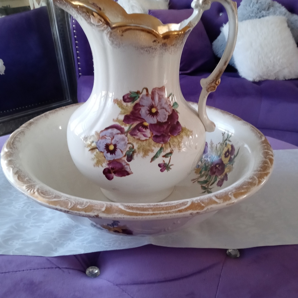 Wash basin and picher